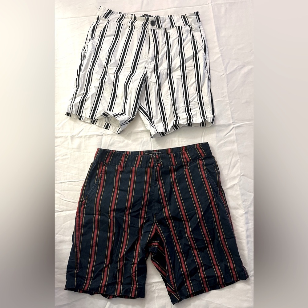 2 Pairs Of Used Men's Forever 21 Above Knee
Shorts Both Size 29